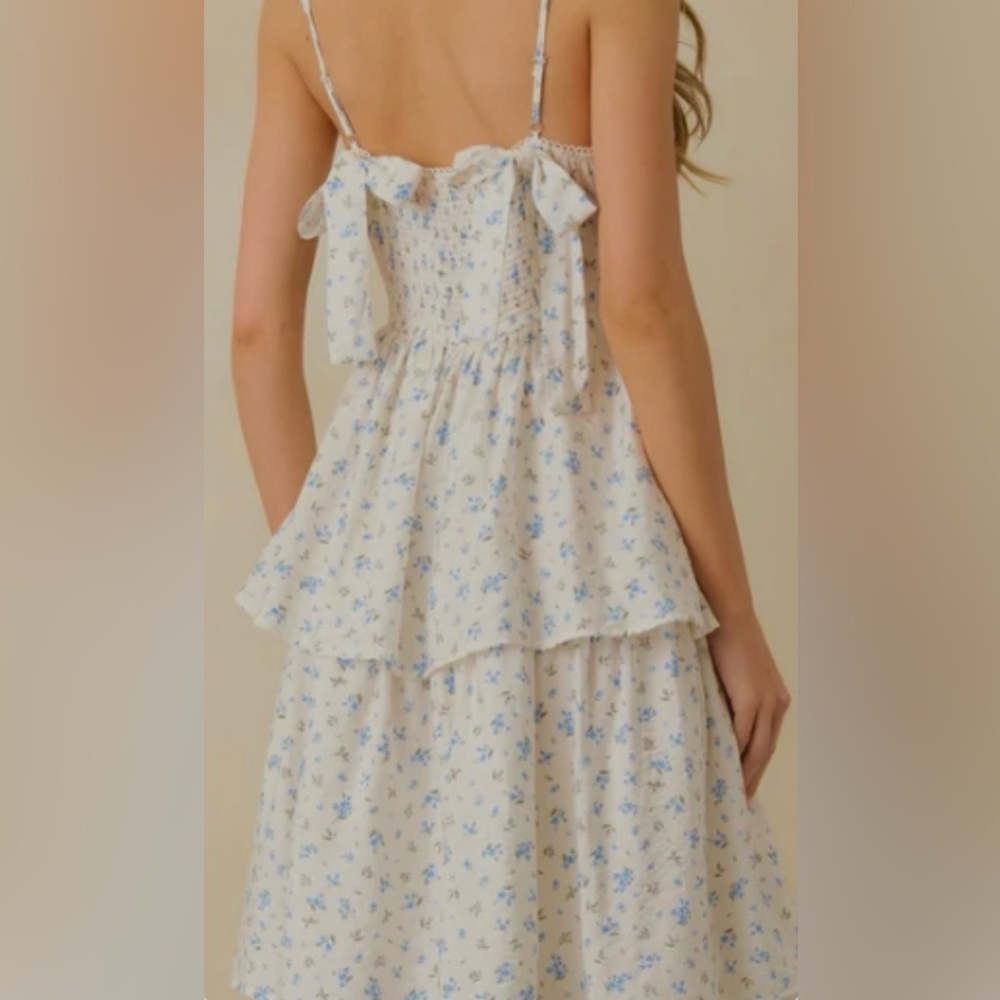 Boutique- White & Pale Blue WILDFLOWERS TIERED MAXI DRESS - Size Medium - Picture 7 of 10